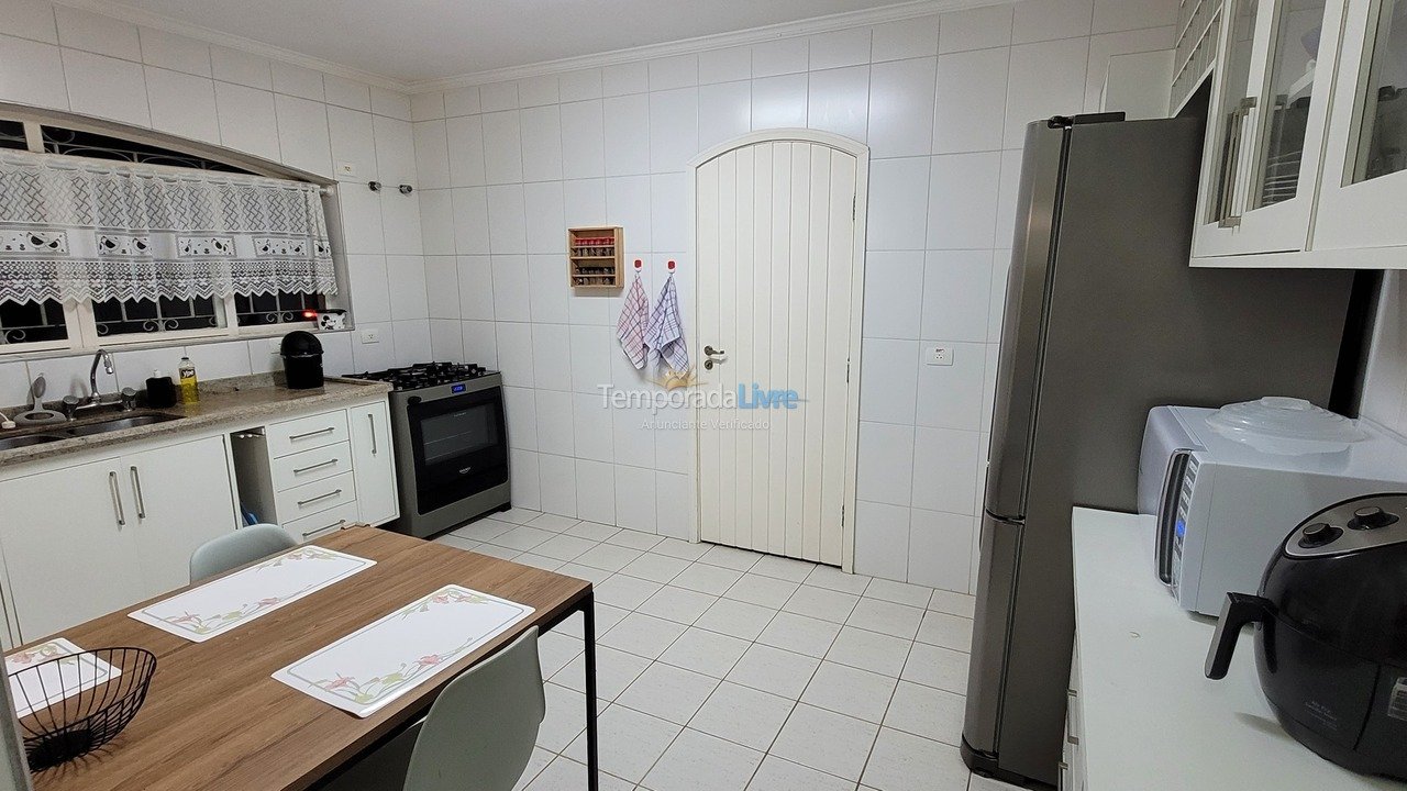 Casa para aluguel de temporada em Campos do Jordão (Vila Poran)