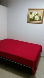 Um quarto com cama de casal