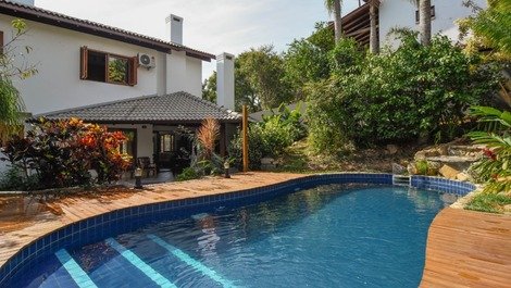 Beautiful House with Pool in Condominium in Porto da Lagoa