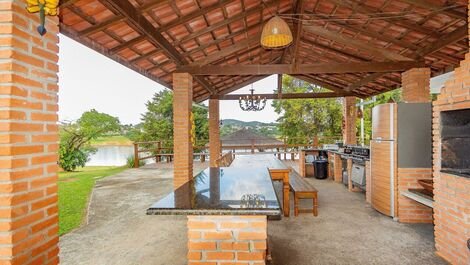 Large site with barbecue and swimming pool on the banks of the Dam...