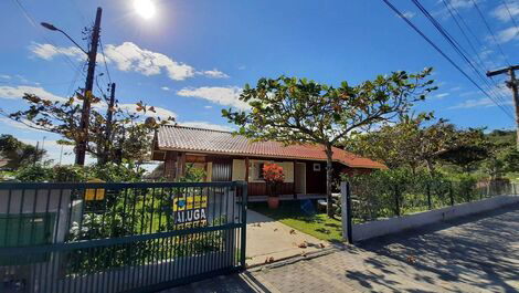 CASA BEIRA MAR EM BOMBAS 3 DORMITÓRIOS