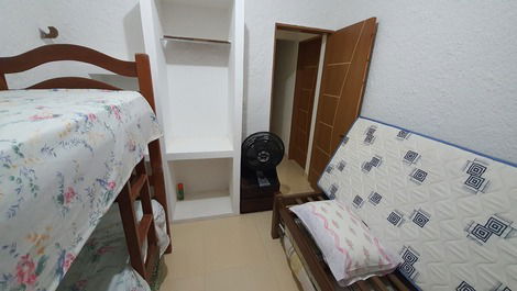 Quarto 3 com duas camas de solteiro e armador.