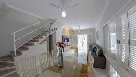 House in Praia de Bombas, two floors with four bedrooms, including: