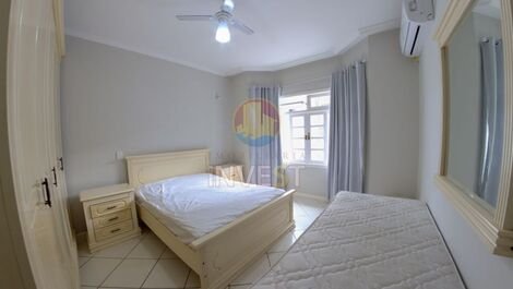 House in Praia de Bombas, two floors with four bedrooms, including: