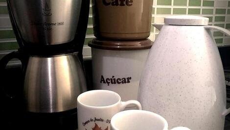 Cafeteira elétrica ou café no coador tradicional, você escolhe