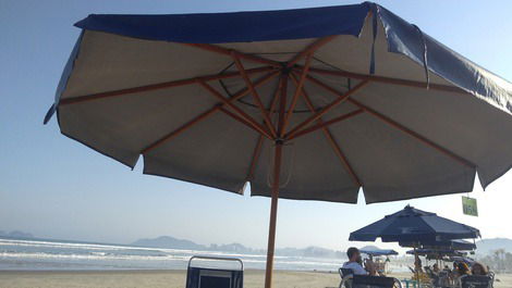 Rent apt beach Enseada Guarujá. Great location..