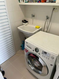 Área serviço c/maquina lavar /secar 