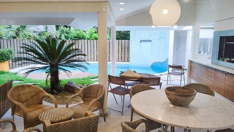 Casa con 8 suites en Riviera S Lourenço, cerca de la playa comercial