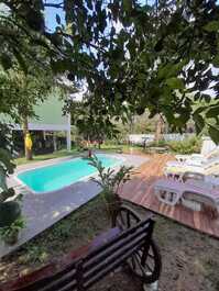 Piscina e pé de tangerina 