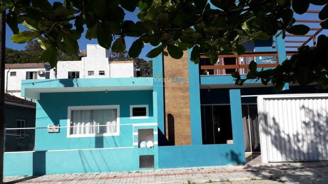 Casa para aluguel de temporada em Bombinhas (Praia de Zimbros)