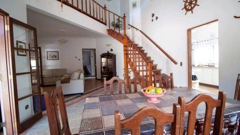BEAUTIFUL HOME NEAR THE BEACH - 5 BEDROOMS (2 SUITES)