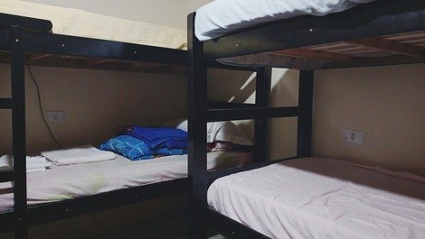 01 quarto de solteiro com 10 camas 