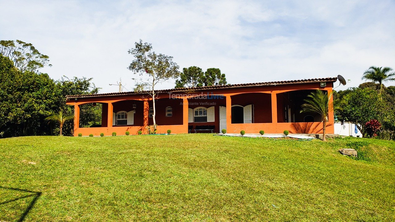 House for vacation rental in Juquitiba (Chácara Com Wifi Jogos E Churrasqueira Coberta)