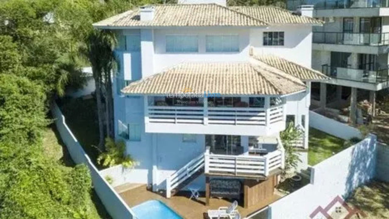 House for vacation rental in Bombinhas (Praia de Zimbros)