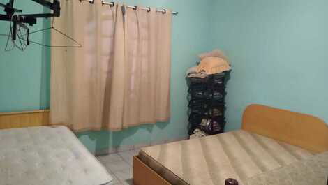 1° quarto contendo 1 cama de casal e 2 camas de solteiros 