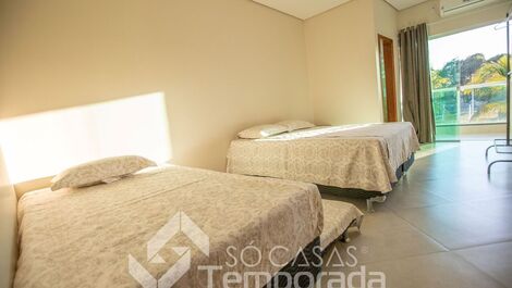 HERMOSA CIUDAD IZQUIERDA CON 5 SUITES, PISCINA DE BORDE INFINITO EN EL BORDE DEL LAGO
