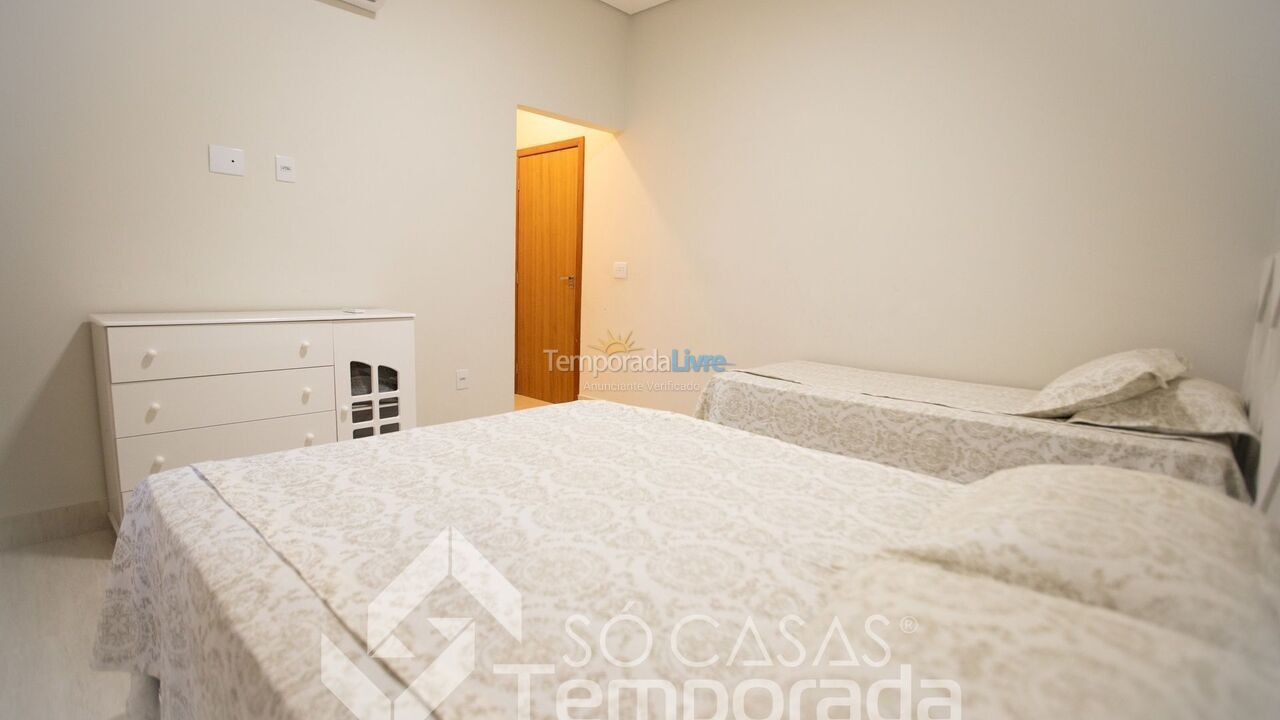 Casa para aluguel de temporada em Caldas Novas (Condomínio Marina Di Caldas)