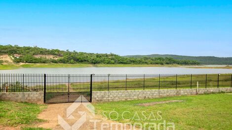Lakeside cottage with private access
