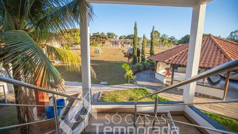 HERMOSA CIUDAD IZQUIERDA CON 5 SUITES, PISCINA DE BORDE INFINITO EN EL BORDE DEL LAGO