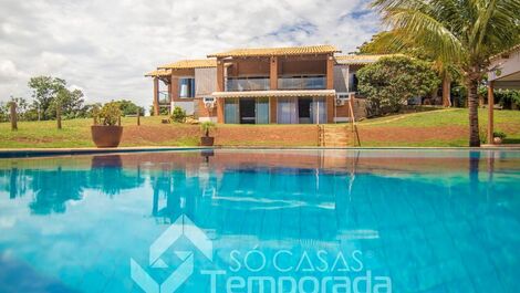 Recanto no campo, piscina com bar molhado e wi-fi