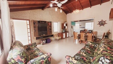 HAPPY HOLIDAY SAVING EXCELLENT HOME! CLOSE TO CENTER AND BEACH