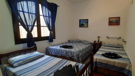 Dormitorio com cama de casal e 2 de solteiro