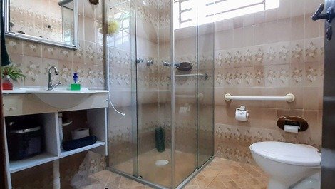 Banheiro com bancada e box de vidro