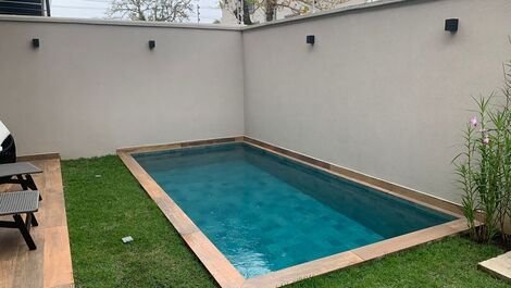 Casa em condomínio a 50 metros da praia com piscina privativa