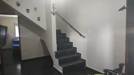 Pavimento inferior - escada acesso cozinha, sala superior e churrasqueira