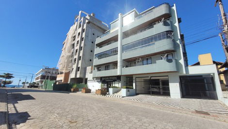 Apartamento 2 dorm Locação de Temporada - 80M do mar de Bombas