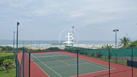 ¡Condominio superior junto al mar, cancha de tenis y piscina en Praia Brava!