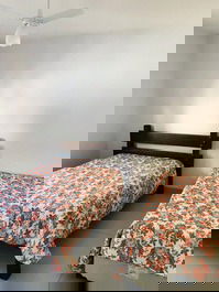 Quarto 2 com 1 cama de casal e 1 bicama ( 2 camas de solteiro )