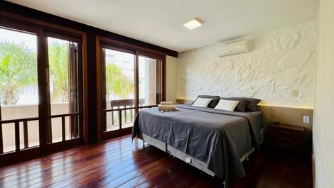 EXCELENTE CASA LOCALIZADA NA AVENIDA PRINCIPAL DE JURERÊ INTERNACIONAL