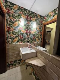 EXCELENTE CASA LOCALIZADA NA AVENIDA PRINCIPAL DE JURERÊ INTERNACIONAL