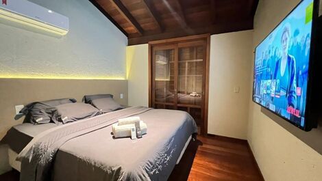 EXCELENTE CASA LOCALIZADA NA AVENIDA PRINCIPAL DE JURERÊ INTERNACIONAL