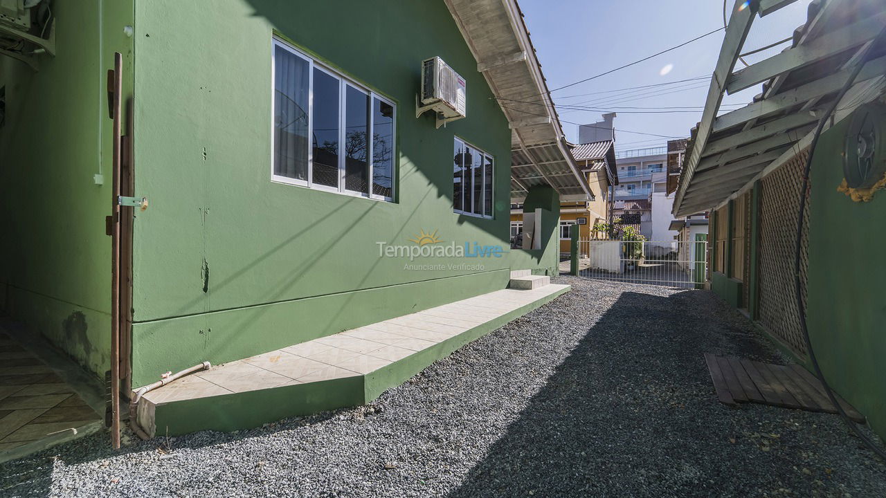 Casa para aluguel de temporada em Bombinhas (Praia de Bombinhas)