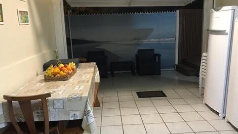 Área externa com churrasqueira, geladeira, freezer, wc externo