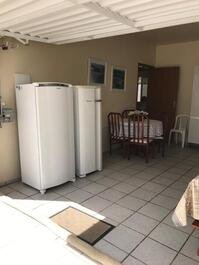 Área externa com churrasqueira, geladeira, freezer, wc externo