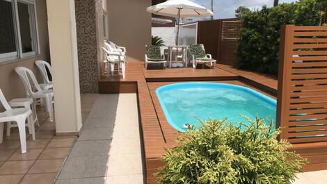 Piscina com deck retratil com fechamento com controle remoto para segurança das crianças.