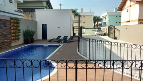 Excelente apartamento con piscina en Bombas/Bombinhas.