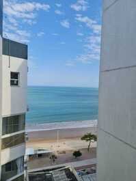 Encantador apartamento con vista lateral a la playa