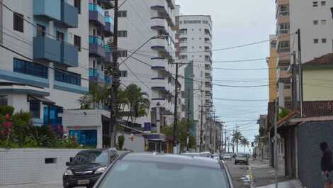 Rua tem acesso a padaria e comércios 