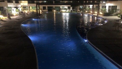 Foto tirada a noite na área das piscinas 