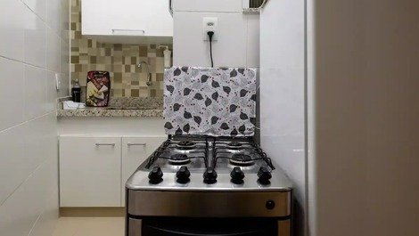 Cozinha com fogão , microondas, geladeira 