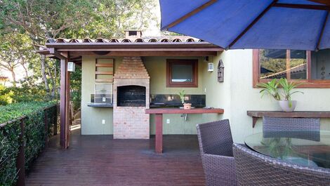 Hermosa casa con cuatro suites, en un condominio en Praia do Forno