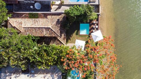 Linda casa com três suítes e dois quartos, de frente para a praia...