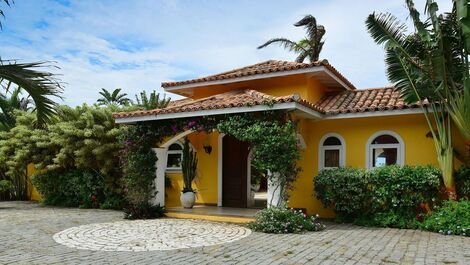 Hermosa mansión de estilo español, justo en la arena de Praia Rasa