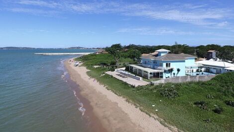 Villa Espetacular com Cinco Suítes, pé na Areia da Praia Rasa