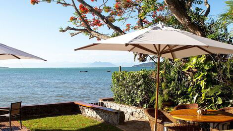 Linda casa com três suítes e dois quartos, de frente para a praia...