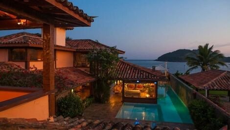 Preciosa casa con impresionantes vistas a las tranquilas aguas del mar...